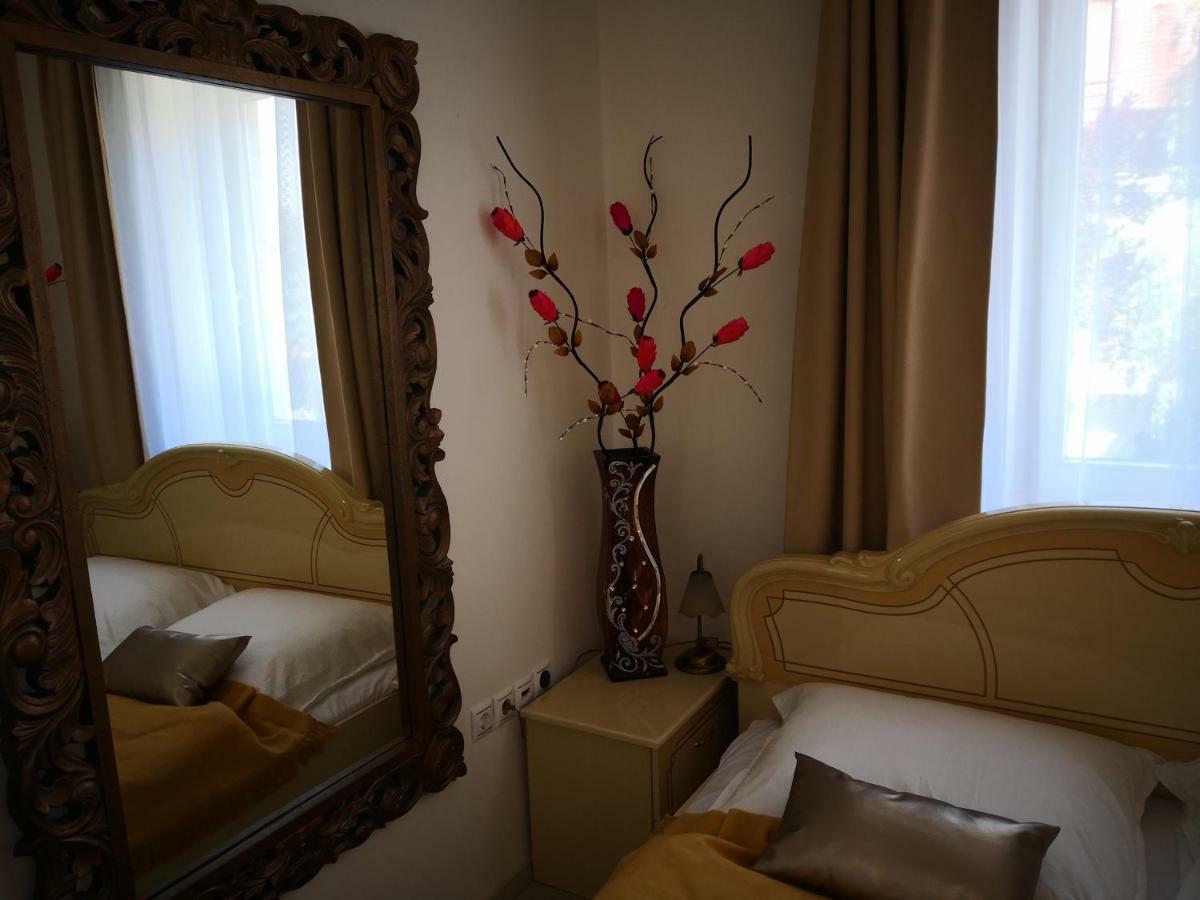 Kupola Apartman Szegedin Exterior foto